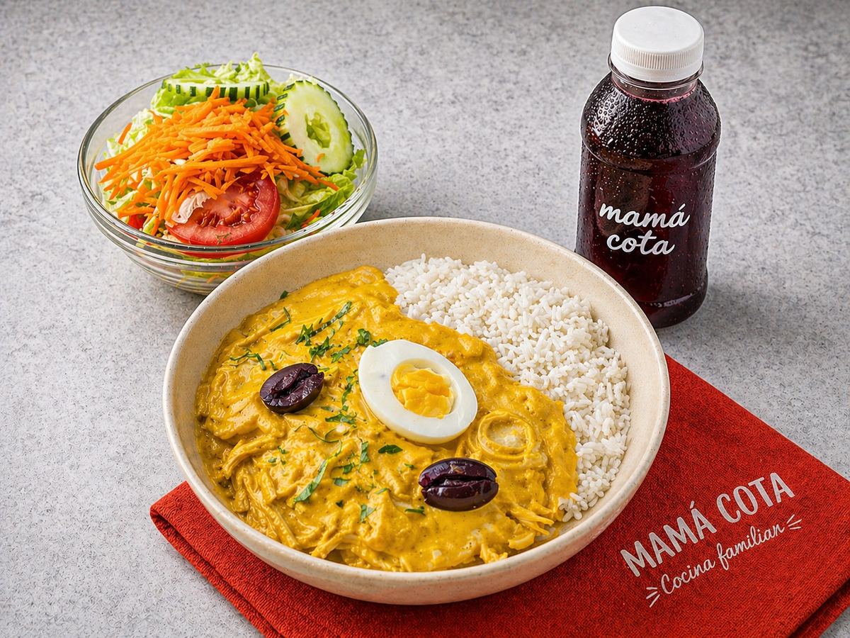 Ají de gallina con arroz, ensalada fresca y chicha morada de Mamá Cota