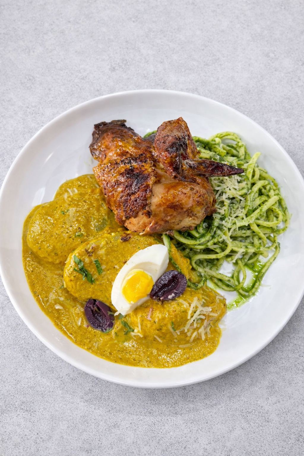Combinado de ají de gallina, tallarines verdes y pollo al horno