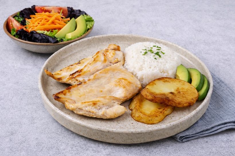 Pollo a la plancha con papas, palta y ensalada