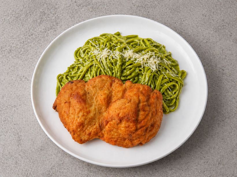 Tallarines verdes con milanesa de pollo